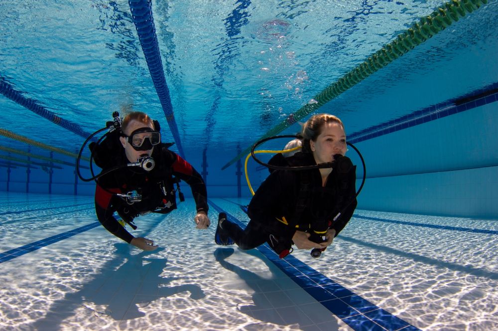 A scuba divers in confined water training